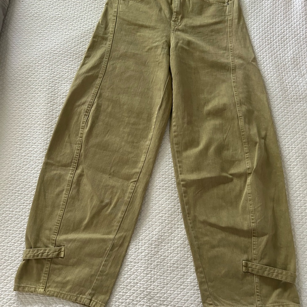Zara size 8 wide legged/ barrel jeans - tan